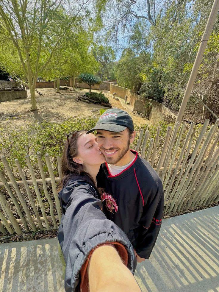 Foto Pareja Beso Parque
